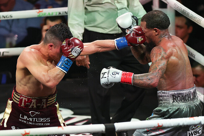 Крус и Роуч отбоксировали вничью, показав едва ли не лучший поединок года Крус и Роуч отбоксировали вничью, показав едва ли не лучший поединок года