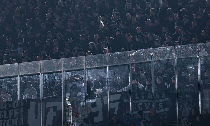 Болельщики слишком повеселились. УЕФА оштрафовала Айнтрахт после матча с Барселоной Болельщики слишком повеселились. УЕФА оштрафовала Айнтрахт после матча с Барселоной