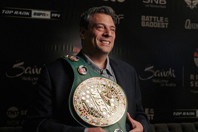 Президент WBC Сулейман назвал боксера, который превзошел Усика Президент WBC Сулейман назвал боксера, который превзошел Усика