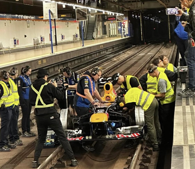 Машину Red Bull видели в… мадридском метро Машину Red Bull видели в… мадридском метро