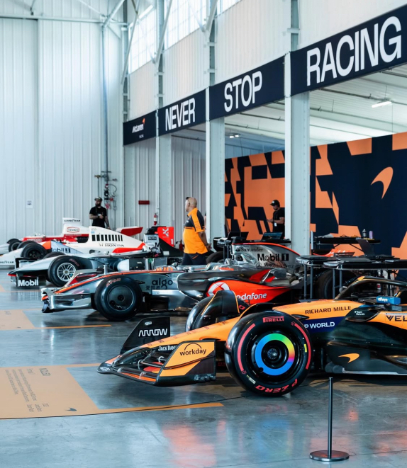 Команда McLaren устроила яркое шоу на улицах Майами