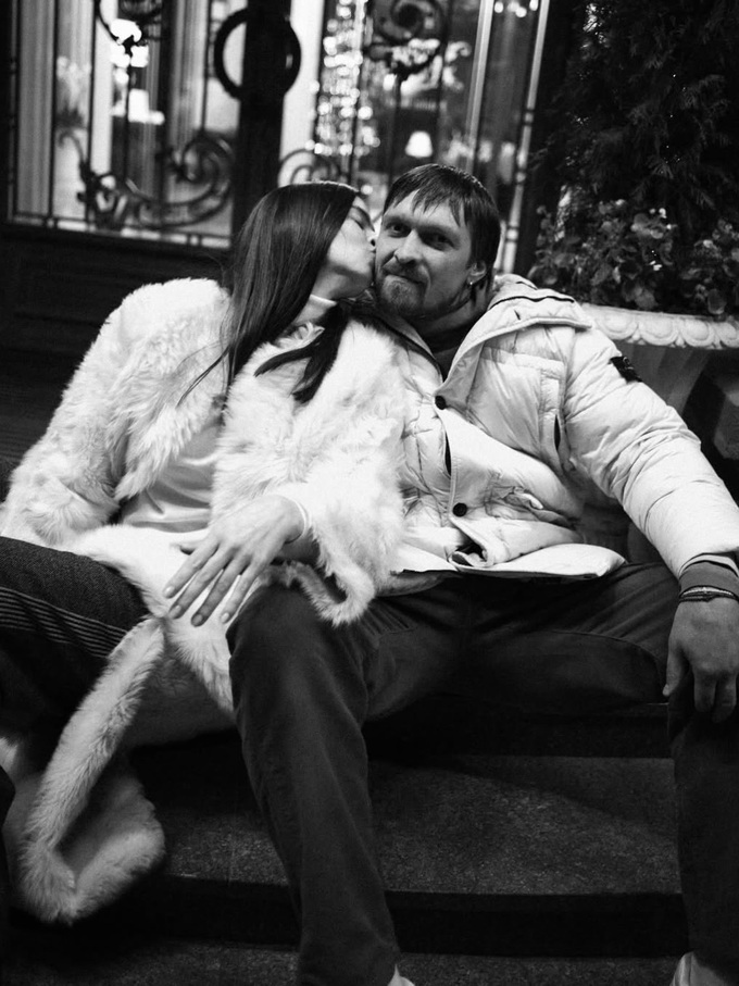 ФОТО. Александр Усик нежно поздравил жену с днем рождения