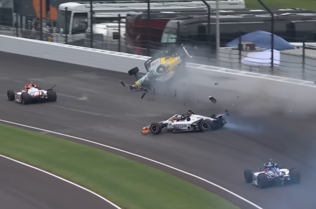 Indy 500: Алекс Росси попал в серьёзную аварию Indy 500: Алекс Росси попал в серьёзную аварию
