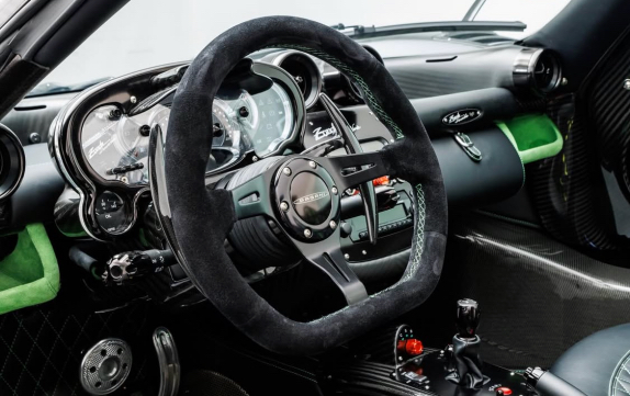 Алонсо доставили уникальный родстер Pagani Zonda