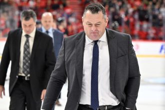 «Эдмонтон» назначил Ди Джея Смита ассоциированным тренером в штабе Майка Бэбкока. Специалист ранее работал с ним в «Торонто» и возглавлял клубы НХЛ.