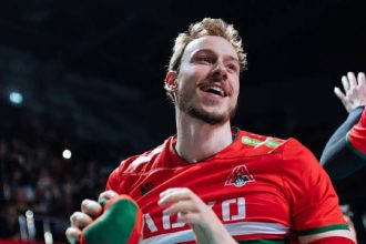 Сам Деру завершил лечение рака, вернулся к тренировкам и матчам, сохранил место в сборной Бельгии и стал отцом. Что известно о диагнозе и восстановлении волейболиста.