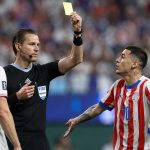 VAR впервые вмешался в эпизод с жёлтой карточкой на ЧМ-2026. В матче США — Парагвай предупреждение отменили после видеопросмотра и наказали другого игрока за симуляцию.