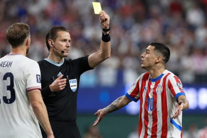 VAR впервые вмешался в эпизод с жёлтой карточкой на ЧМ-2026. В матче США — Парагвай предупреждение отменили после видеопросмотра и наказали другого игрока за симуляцию.