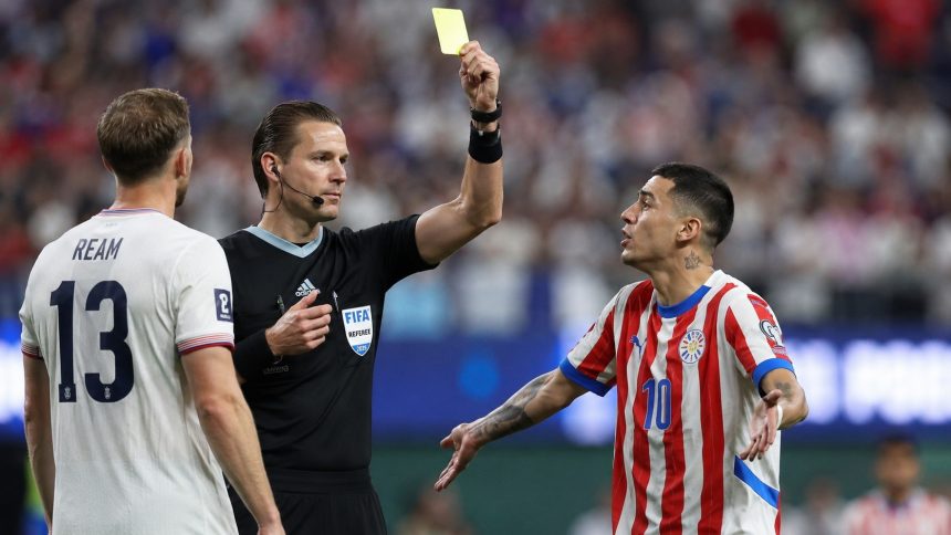 VAR впервые вмешался в эпизод с жёлтой карточкой на ЧМ-2026. В матче США — Парагвай предупреждение отменили после видеопросмотра и наказали другого игрока за симуляцию.