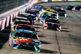 Ошибка гонщика NASCAR вызвала громкий скандал: какое правило он нарушил