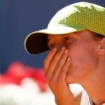 Ига Швёнтек вылетела с Уимблдона в третьем круге после поражения от Александры Эалы. Читайте счет матча и детали сенсации.