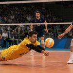Узнайте, кто такой либеро в волейболе, зачем он играет в форме другого цвета, какие функции выполняет и какие правила ограничивают его действия.
