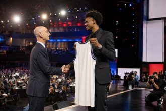 Как работает драфт NBA: лотерея, очередность клубов, обмены пиками и выбор новичков. Разбираем правила, раунды и новую систему драфта с 2027 года подробно.