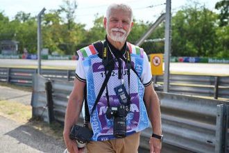 Президент Чехии Петр Павел работает фотографом на Гран-при Венгрии. Узнайте, какие гонки он снимал ранее и почему увлекается автоспортом.