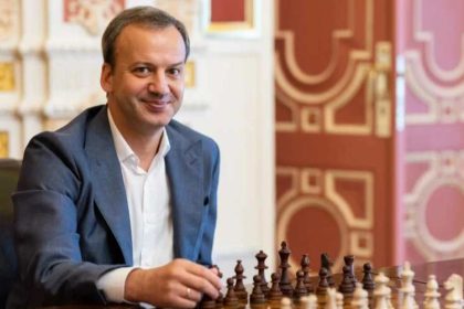 ЕС ввел санкции против Дегтярева и Дворковича. Узнайте, почему российские спортивные функционеры попали в список и какие посты они занимают.