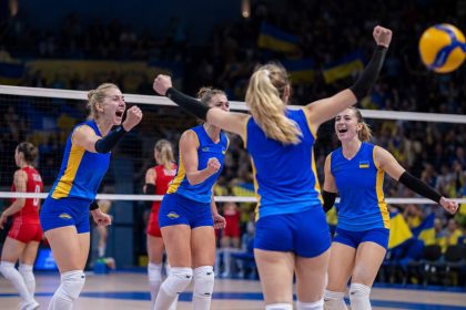 Украина поднялась на 18-е место рейтинга FIVB после дебюта в Лиге наций-2026. Узнайте результаты команды, таблицу лидеров и даты следующих матчей.