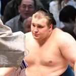 Аонисики выиграл Nagoya Basho после двух побед в плей-офф. Узнайте, как украинец завоевал третий Кубок Императора, несмотря на травмы ног.