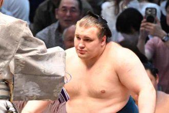 Аонисики выиграл Nagoya Basho после двух побед в плей-офф. Узнайте, как украинец завоевал третий Кубок Императора, несмотря на травмы ног.