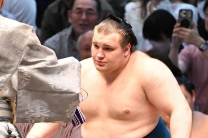 Аонисики выиграл Nagoya Basho после двух побед в плей-офф. Узнайте, как украинец завоевал третий Кубок Императора, несмотря на травмы ног.