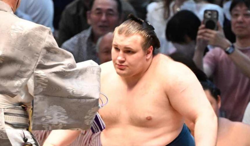 Аонисики выиграл Nagoya Basho после двух побед в плей-офф. Узнайте, как украинец завоевал третий Кубок Императора, несмотря на травмы ног.