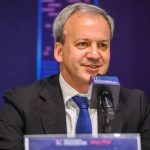 Аркадий Дворкович приостановил полномочия президента ФИДЕ после санкций ЕС. Узнайте, кто возглавил федерацию и как функционер объяснил решение.