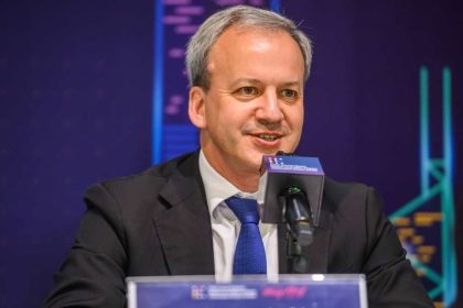 Аркадий Дворкович приостановил полномочия президента ФИДЕ после санкций ЕС. Узнайте, кто возглавил федерацию и как функционер объяснил решение.