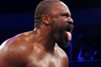 Дерек Чисора резко раскритиковал Александра Усика после отказа от чемпионских поясов и рассказал о просьбе освободить титул IBF. Читайте детали конфликта.