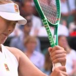 Андреева вылетела с Уимблдона-2026 после поражения от Крейчиковой: теннисистка била себя ракеткой и бросила ее после матча.