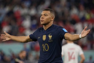 Килиан Мбаппе забил 22-й гол на чемпионатах мира и обошел Лионеля Месси. Узнайте, как француз установил рекорд перед финалом ЧМ-2026.