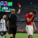 Узнайте, как новое правило ФИФА привело к удалению Бреля Эмболо в матче Аргентина — Швейцария и повлияло на исход четвертьфинала ЧМ-2026.