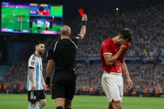 Узнайте, как новое правило ФИФА привело к удалению Бреля Эмболо в матче Аргентина — Швейцария и повлияло на исход четвертьфинала ЧМ-2026.