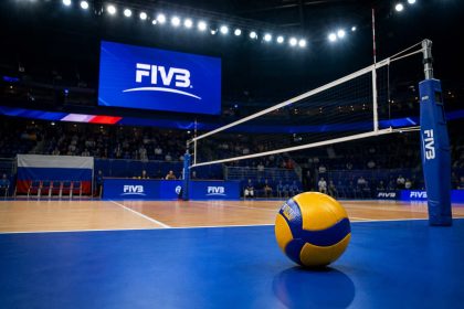 Россия отказалась от чемпионата мира по волейболу 2027 года после возражений Польши. Узнайте о позиции FIVB, рейтинге сборной и формате турнира.