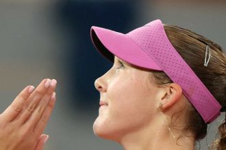 Мирра Андреева проиграла Лейле Фернандес в двух сетах и выбыла с WTA 1000 в Торонто. Узнайте счет матча и имя следующей соперницы канадки.