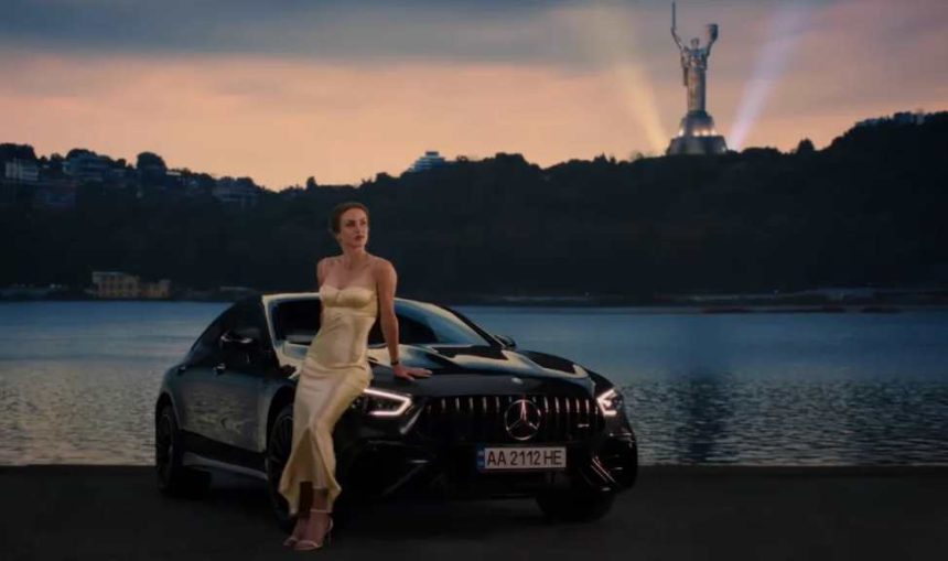 Узнайте, какие автомобили связывают с Элиной Свитолиной в 2026 году: Mercedes-Benz G-Class, Porsche Cayenne, рекламный AMG и подарок отцу.
