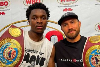 Василий Ломаченко вручил пояс WBO новому чемпиону легкого веса Абдулле Мейсону. Узнайте, как 22-летний американец завоевал мировой титул.