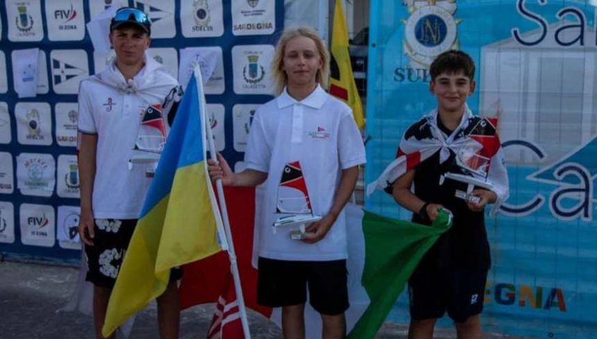 Украинец Святослав Яснолобов выиграл чемпионат мира по парусному спорту в классе OpenSkiff U-17 на Сардинии. Узнайте результаты турнира.