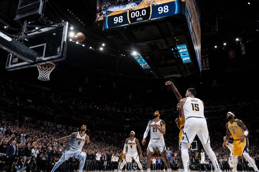 Что такое овертайм в баскетболе, сколько он длится в NBA и FIBA, сколько может быть дополнительных периодов и что происходит при повторной ничьей.
