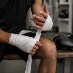 Зачем боксеры бинтуют руки перед перчатками: как бинты защищают костяшки, запястья и пальцы, какие бывают бинты и как избежать ошибок при намотке.