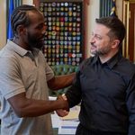 Теренс Кроуфорд приехал в Украину и встретился с Владимиром Зеленским. Экс-чемпион мира подарил президенту щенка питбультерьера Фрею.