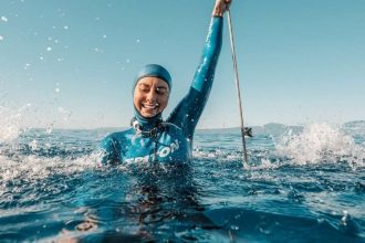 Екатерина Садурская выиграла золото ЧМ-2026 CMAS по фридайвингу в CWT с результатом 108 м. Узнайте, как прошли старты на Роатане и кто завоевал медали в Гондурасе.