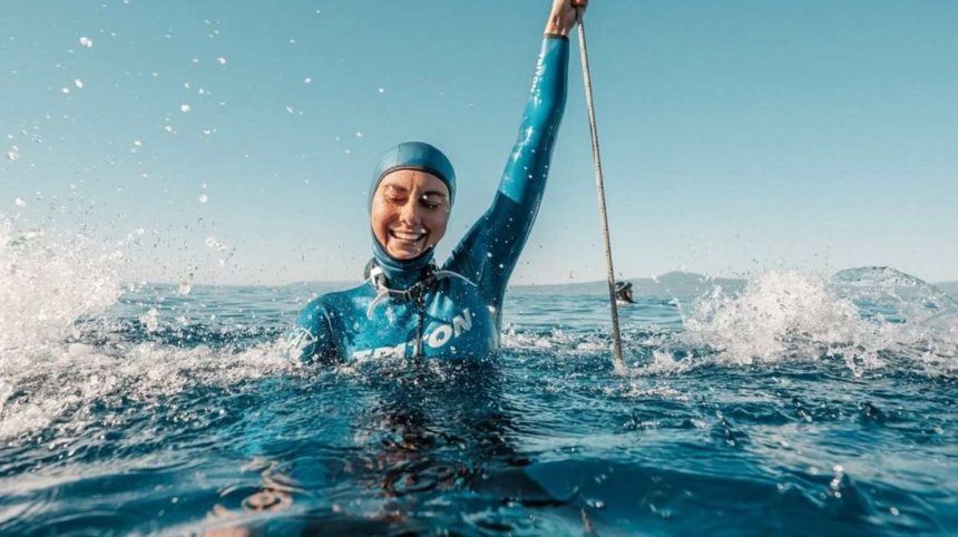 Екатерина Садурская выиграла золото ЧМ-2026 CMAS по фридайвингу в CWT с результатом 108 м. Узнайте, как прошли старты на Роатане и кто завоевал медали в Гондурасе.