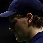 Первая ракетка мира Янник Синнер пропустит US Open-2026 из-за травмы правого колена. Итальянец объяснил причины снятия с турнира в Нью-Йорке.