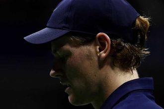 Первая ракетка мира Янник Синнер пропустит US Open-2026 из-за травмы правого колена. Итальянец объяснил причины снятия с турнира в Нью-Йорке.