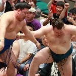 Аонишики и Шиши победили на девятый день Aki Basho