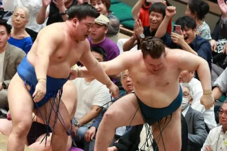 Аонишики и Шиши победили на девятый день Aki Basho