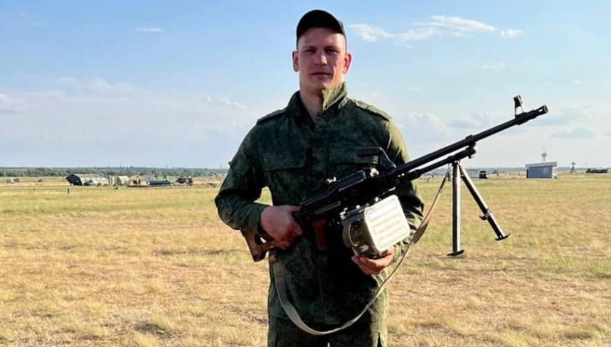 Российский супертяж Артем Сусленков с оружием в руках обратился к Александру Усику и публично вызвал украинского чемпиона на боксерский поединок.