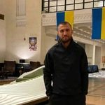 Рас Анбер рассказал, почему одну из рук Василия Ломаченко приходится бинтовать особым способом и как многочисленные операции повлияли на кисть боксера.