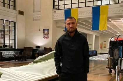 Рас Анбер рассказал, почему одну из рук Василия Ломаченко приходится бинтовать особым способом и как многочисленные операции повлияли на кисть боксера.