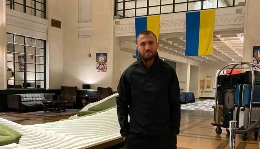 Рас Анбер рассказал, почему одну из рук Василия Ломаченко приходится бинтовать особым способом и как многочисленные операции повлияли на кисть боксера.