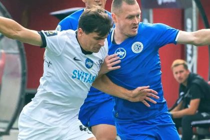 «Колос» победил «Кудривку» 3:2 в матче 7-го тура УПЛ и одержал первую победу в сезоне. Смирный оформил дубль, но его команда уступила.